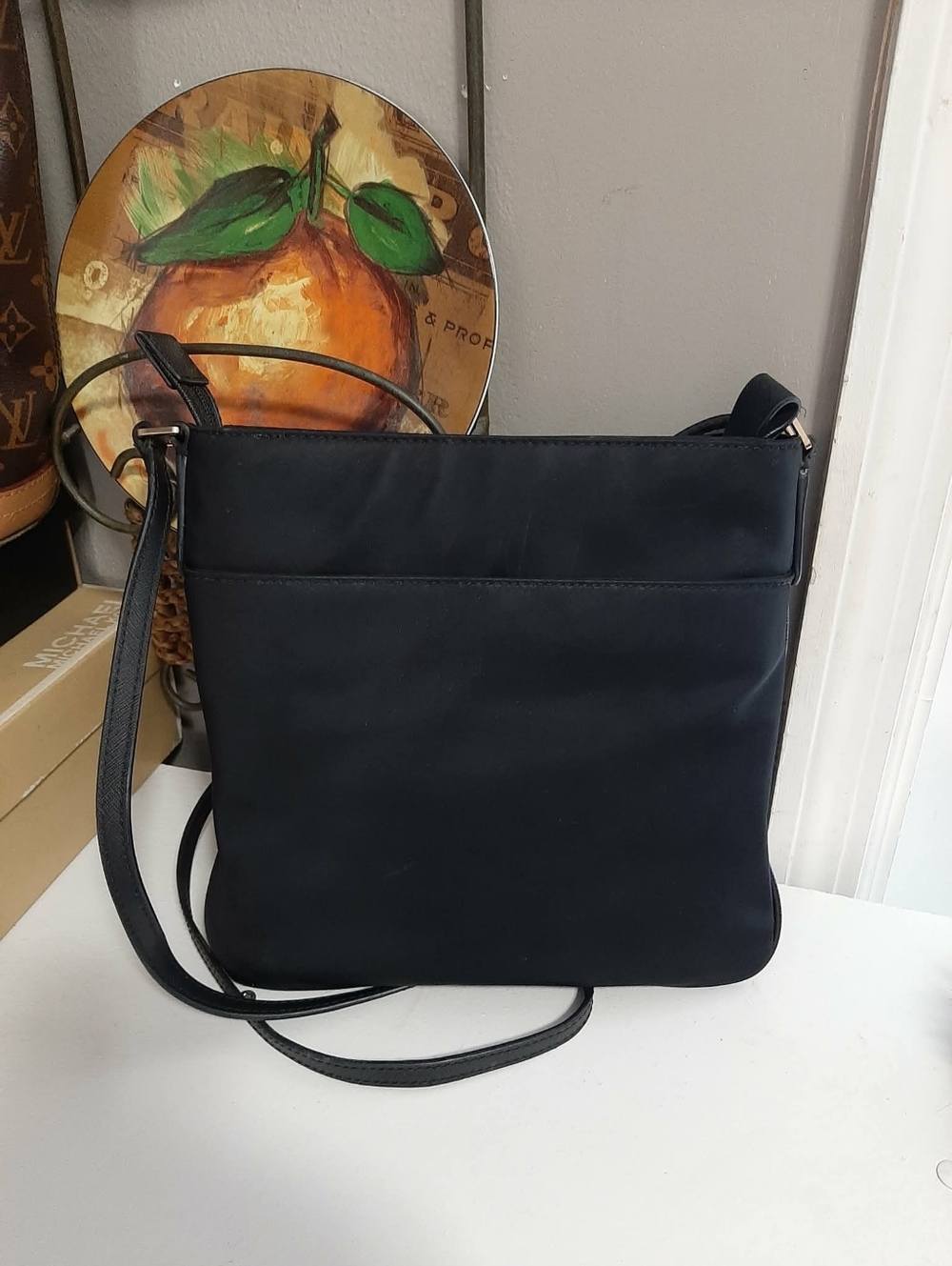 MICHAEL KORS "Kelsey" Large Black Nylon Crossbody Swingpack Bag w/ Gold Fixtures - Picture 3 of 10